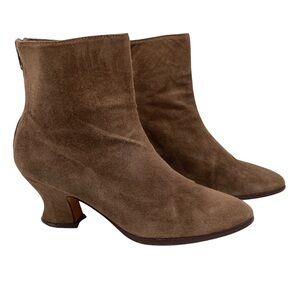 Vintage Italian-Made Orsilvia Brown Suede Pointy Toe Ankle Boots